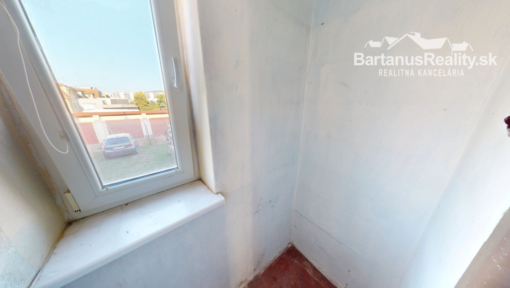 BartanusReality: Na predaj priestranný 3-izbový tehlový byt (71 m²) s garážou v uzavretom dvore – Trenčín, Zámostie.