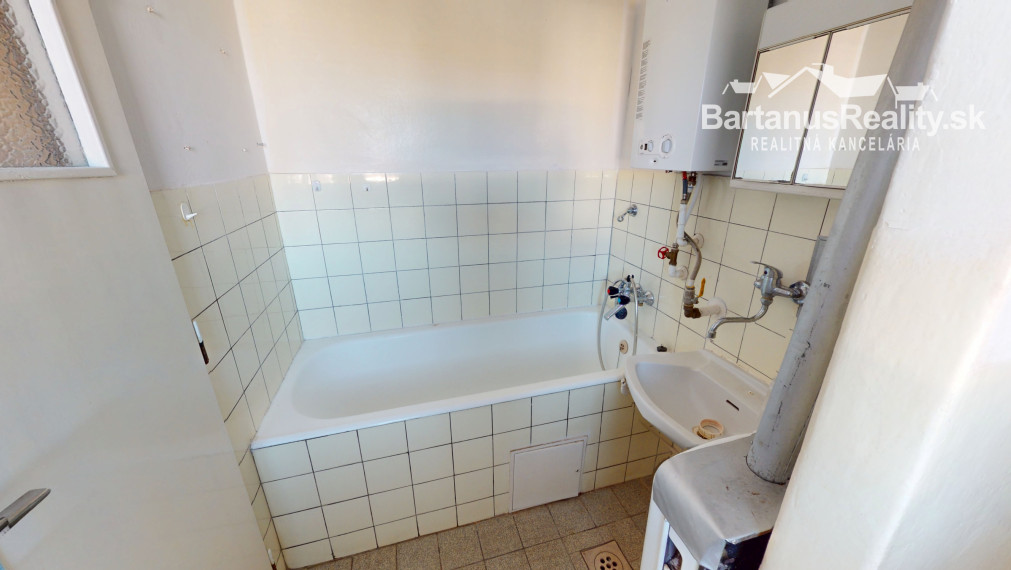 BartanusReality: Na predaj priestranný 3-izbový tehlový byt (71 m²) s garážou v uzavretom dvore – Trenčín, Zámostie.