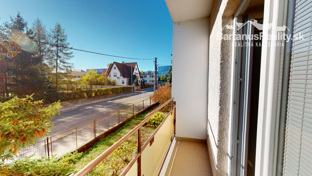 BartanusReality: Na predaj priestranný 3-izbový tehlový byt (71 m²) s garážou v uzavretom dvore – Trenčín, Zámostie.