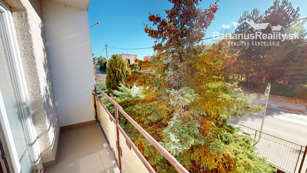 BartanusReality: Na predaj priestranný 3-izbový tehlový byt (71 m²) s garážou v uzavretom dvore – Trenčín, Zámostie.