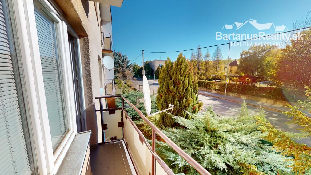 BartanusReality: Na predaj priestranný 3-izbový tehlový byt (71 m²) s garážou v uzavretom dvore – Trenčín, Zámostie.