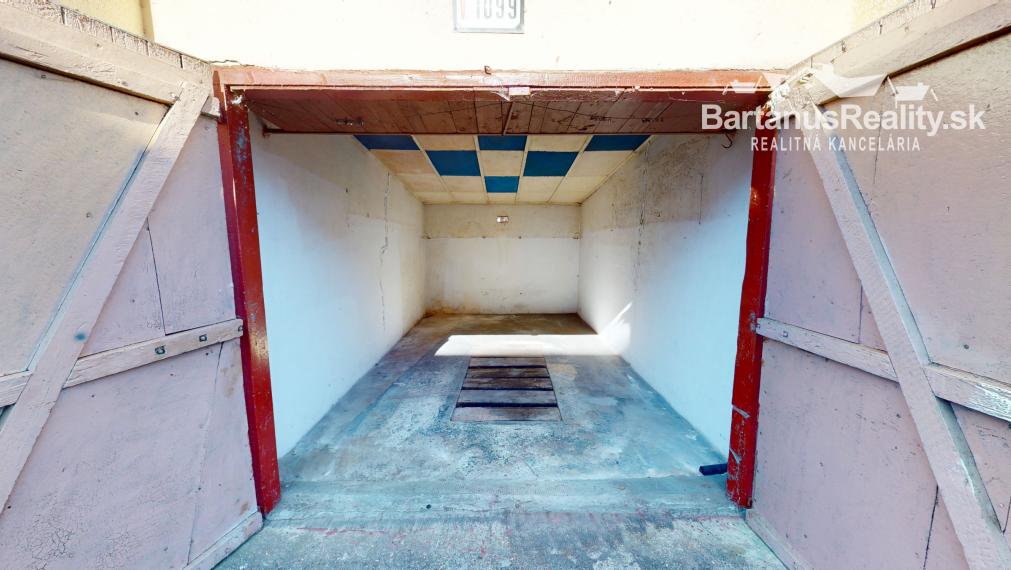 BartanusReality: Na predaj priestranný 3-izbový tehlový byt (71 m²) s garážou v uzavretom dvore – Trenčín, Zámostie.