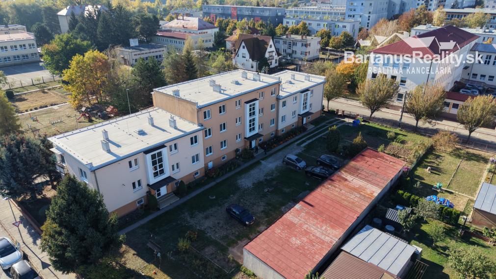 BartanusReality: Na predaj priestranný 3-izbový tehlový byt (71 m²) s garážou v uzavretom dvore – Trenčín, Zámostie.