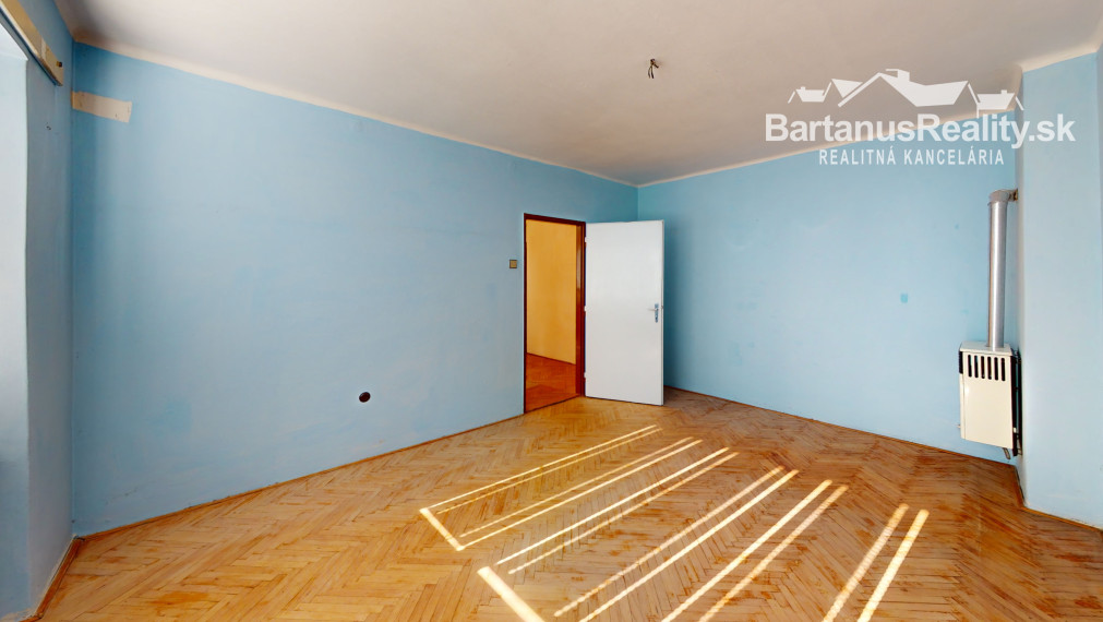BartanusReality: Na predaj priestranný 3-izbový tehlový byt (71 m²) s garážou v uzavretom dvore – Trenčín, Zámostie.