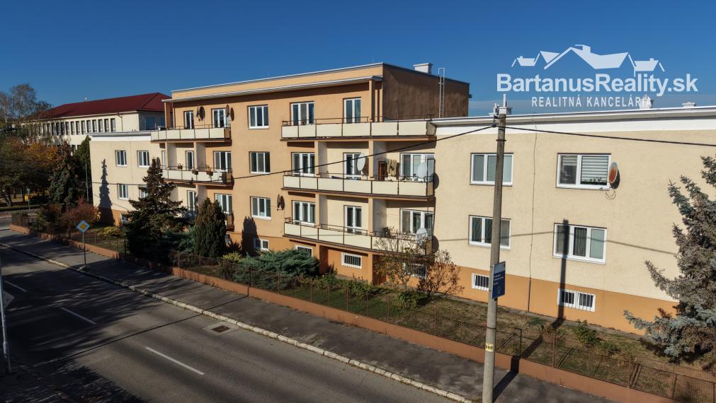 BartanusReality: Na predaj priestranný 3-izbový tehlový byt (71 m²) s garážou v uzavretom dvore – Trenčín, Zámostie.
