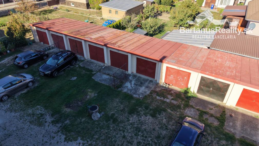 BartanusReality: Na predaj priestranný 3-izbový tehlový byt (71 m²) s garážou v uzavretom dvore – Trenčín, Zámostie.