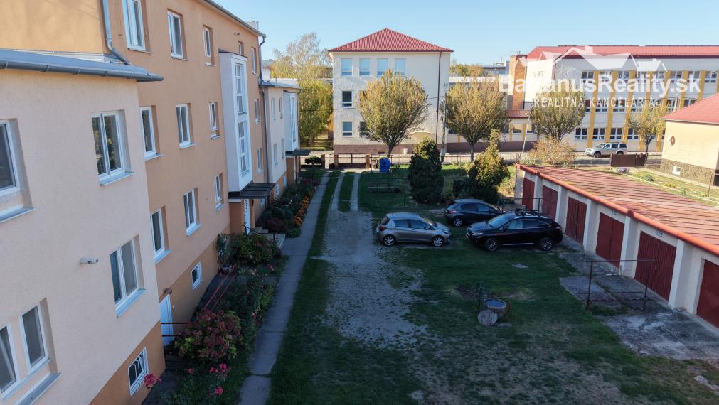 BartanusReality: Na predaj priestranný 3-izbový tehlový byt (71 m²) s garážou v uzavretom dvore – Trenčín, Zámostie.