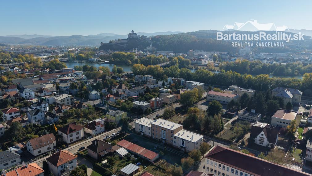 BartanusReality: Na predaj priestranný 3-izbový tehlový byt (71 m²) s garážou v uzavretom dvore – Trenčín, Zámostie.