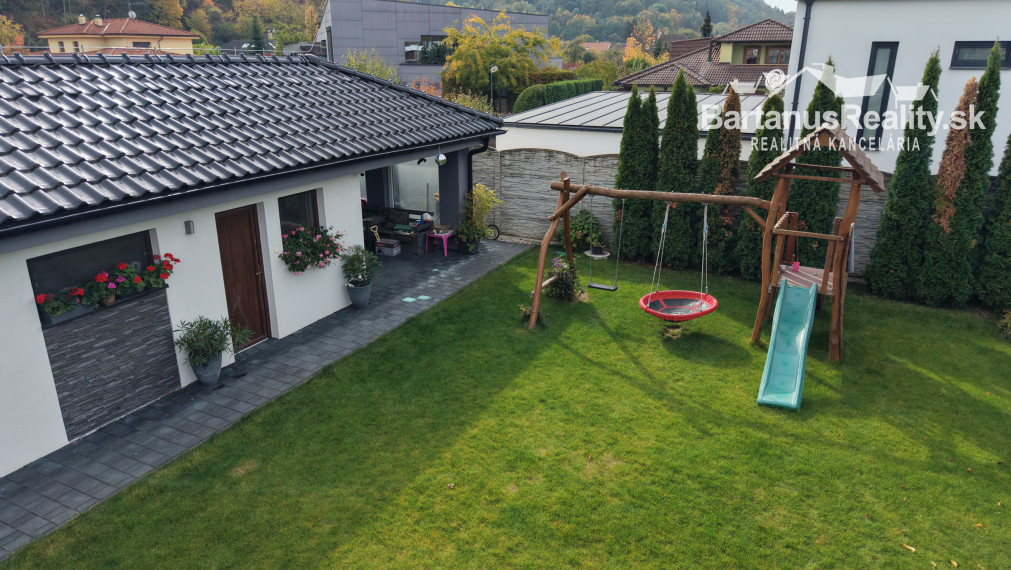 Bartanusreality: Na predaj moderný 4-izbový bungalov s fotovoltikou a veľkým pozemkom – Trenčín, Kubrá, Na kameni.