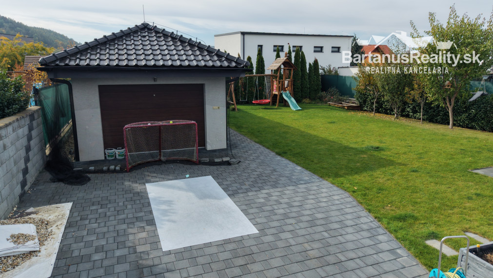 Bartanusreality: Na predaj moderný 4-izbový bungalov s fotovoltikou a veľkým pozemkom – Trenčín, Kubrá, Na kameni.