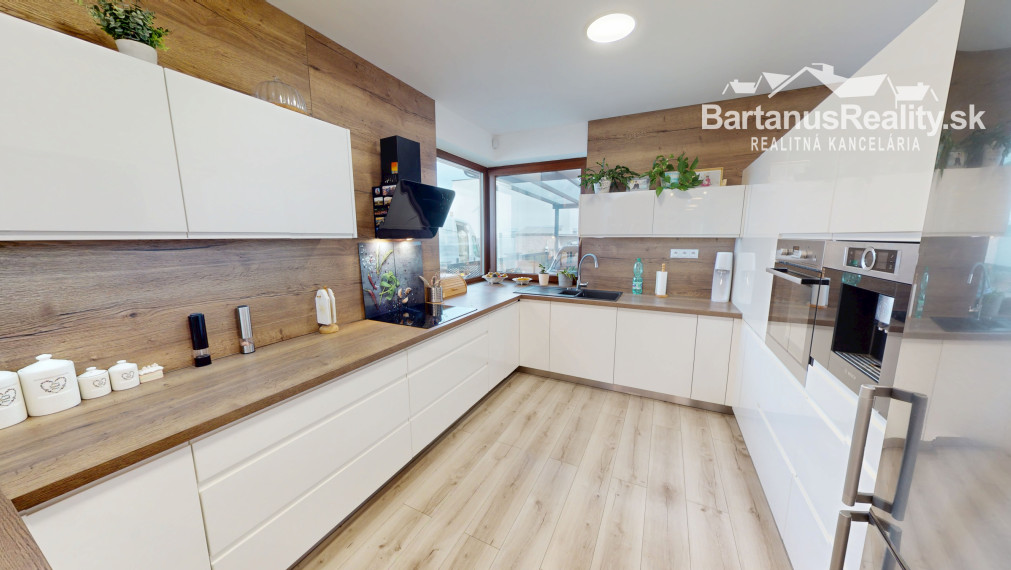 Bartanusreality: Na predaj moderný 4-izbový bungalov s fotovoltikou a veľkým pozemkom – Trenčín, Kubrá, Na kameni.