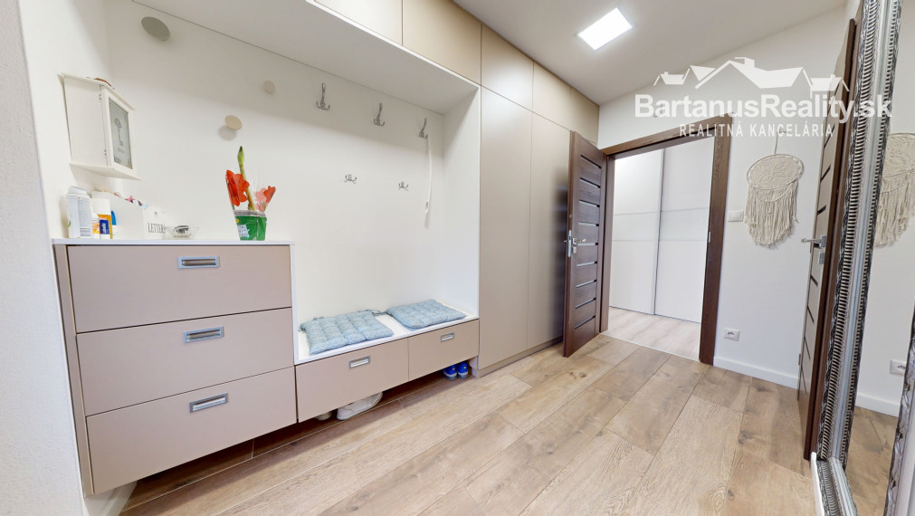Bartanusreality: Na predaj moderný 4-izbový bungalov s fotovoltikou a veľkým pozemkom – Trenčín, Kubrá, Na kameni.