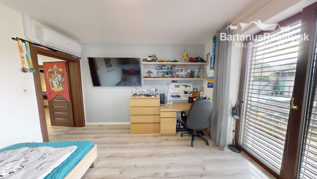 Bartanusreality: Na predaj moderný 4-izbový bungalov s fotovoltikou a veľkým pozemkom – Trenčín, Kubrá, Na kameni.