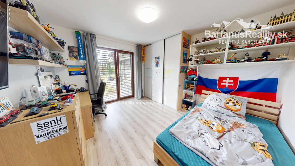 Bartanusreality: Na predaj moderný 4-izbový bungalov s fotovoltikou a veľkým pozemkom – Trenčín, Kubrá, Na kameni.