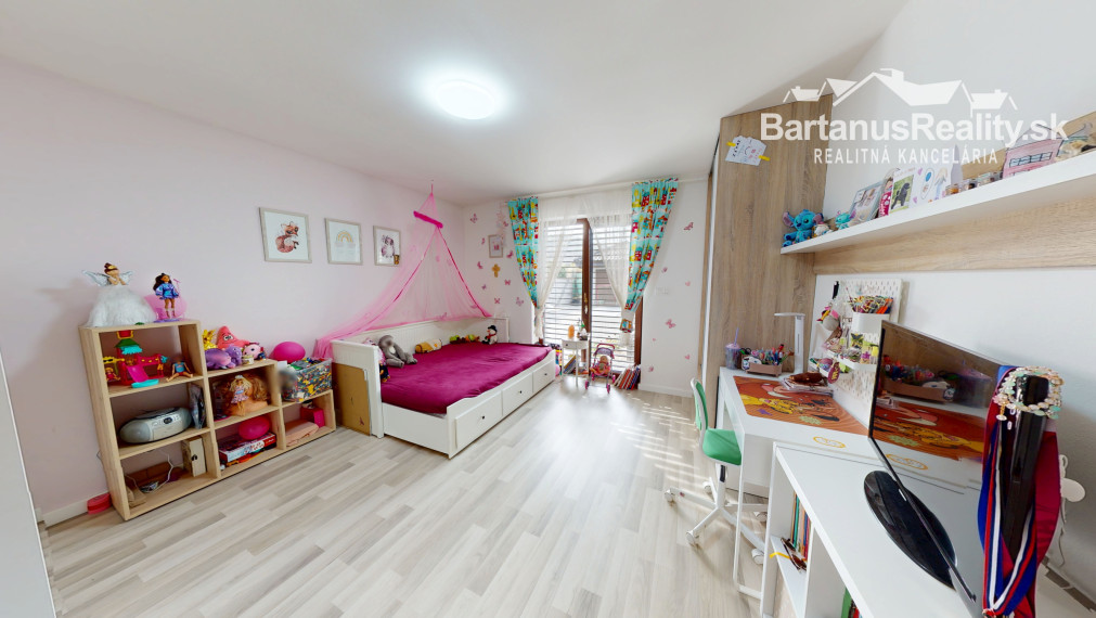 Bartanusreality: Na predaj moderný 4-izbový bungalov s fotovoltikou a veľkým pozemkom – Trenčín, Kubrá, Na kameni.