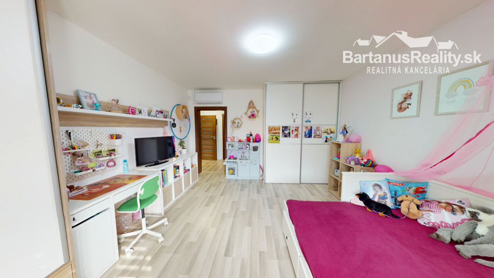 Bartanusreality: Na predaj moderný 4-izbový bungalov s fotovoltikou a veľkým pozemkom – Trenčín, Kubrá, Na kameni.