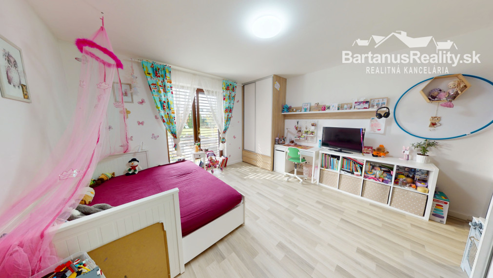Bartanusreality: Na predaj moderný 4-izbový bungalov s fotovoltikou a veľkým pozemkom – Trenčín, Kubrá, Na kameni.