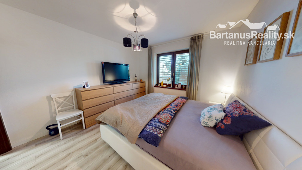 Bartanusreality: Na predaj moderný 4-izbový bungalov s fotovoltikou a veľkým pozemkom – Trenčín, Kubrá, Na kameni.