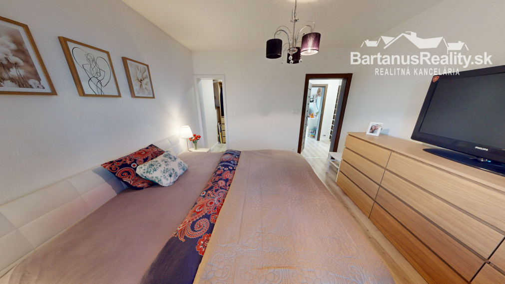 Bartanusreality: Na predaj moderný 4-izbový bungalov s fotovoltikou a veľkým pozemkom – Trenčín, Kubrá, Na kameni.