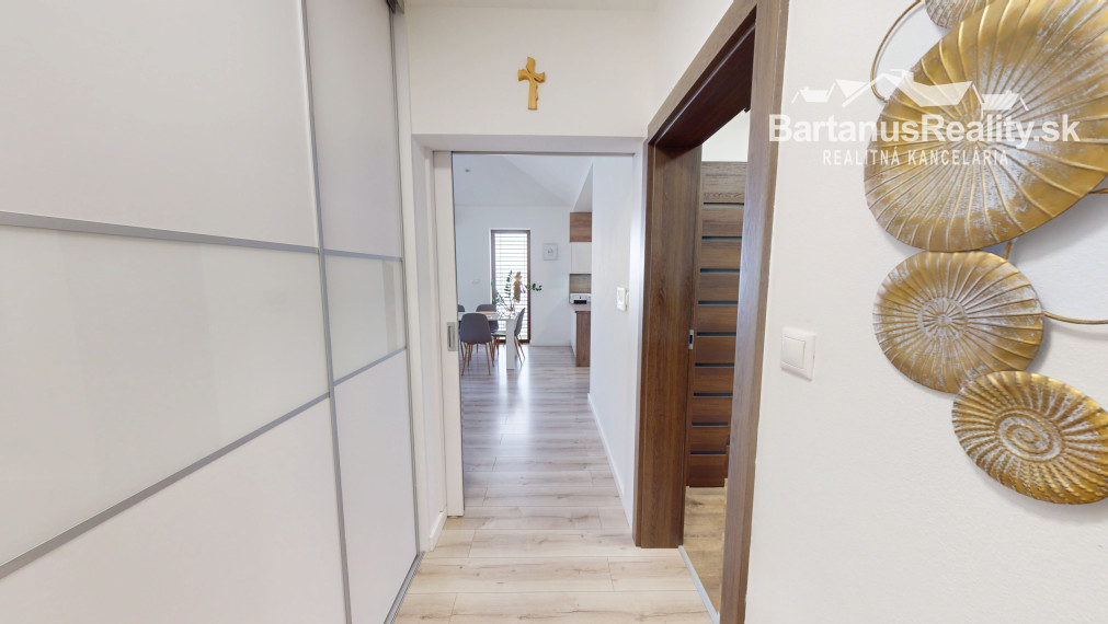 Bartanusreality: Na predaj moderný 4-izbový bungalov s fotovoltikou a veľkým pozemkom – Trenčín, Kubrá, Na kameni.