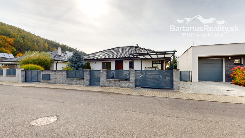 Bartanusreality: Na predaj moderný 4-izbový bungalov s fotovoltikou a veľkým pozemkom – Trenčín, Kubrá, Na kameni.