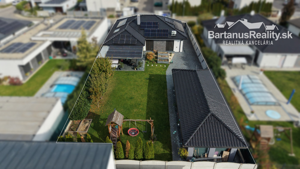 Bartanusreality: Na predaj moderný 4-izbový bungalov s fotovoltikou a veľkým pozemkom – Trenčín, Kubrá, Na kameni.