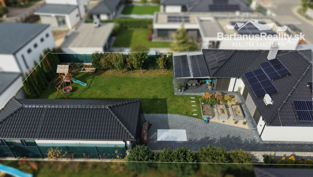 Bartanusreality: Na predaj moderný 4-izbový bungalov s fotovoltikou a veľkým pozemkom – Trenčín, Kubrá, Na kameni.