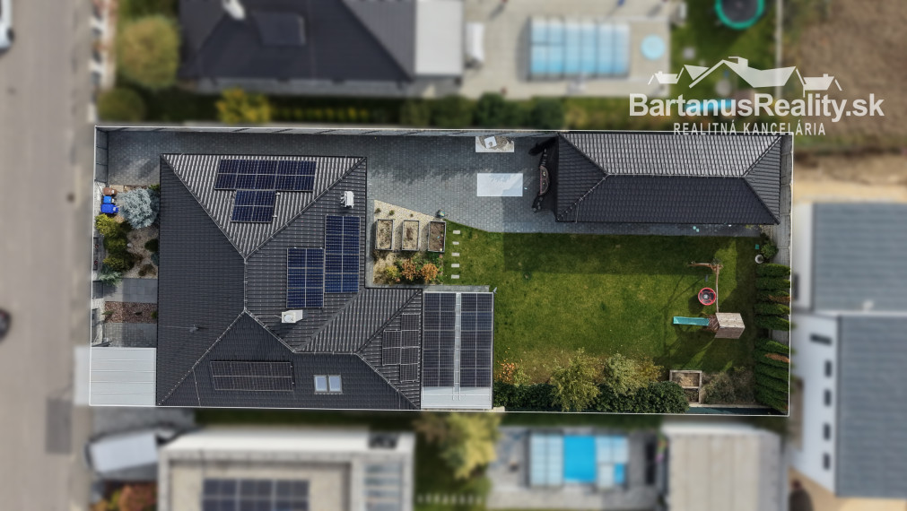 Bartanusreality: Na predaj moderný 4-izbový bungalov s fotovoltikou a veľkým pozemkom – Trenčín, Kubrá, Na kameni.