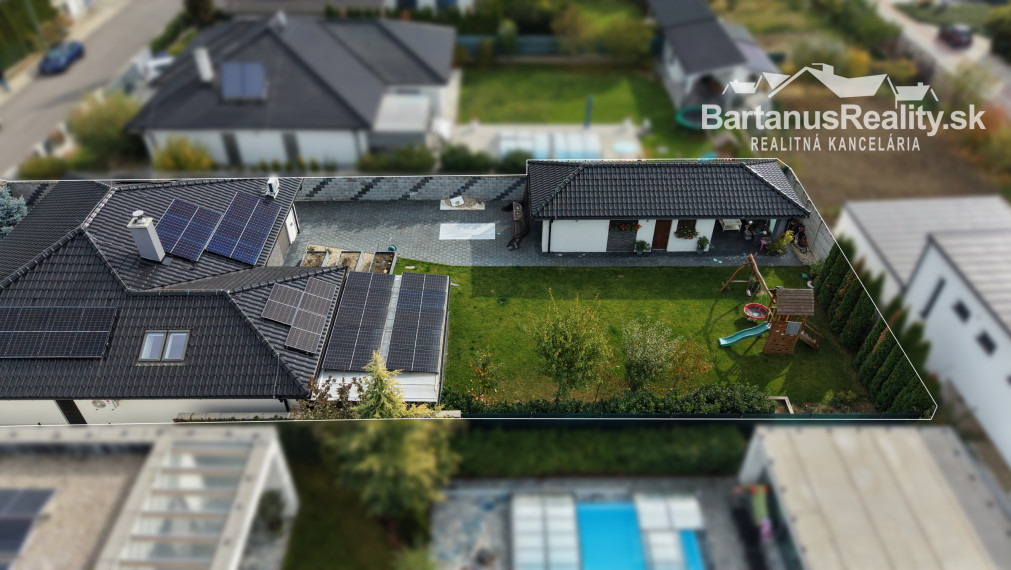 Bartanusreality: Na predaj moderný 4-izbový bungalov s fotovoltikou a veľkým pozemkom – Trenčín, Kubrá, Na kameni.