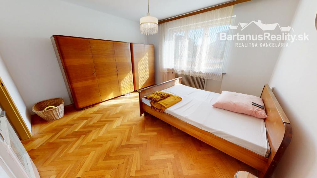 Bartanusreality: Na predaj rozmerný rodinný dom s pozemkom 1296 m2 v blízkosti centra Dubnice nad Váhom, Palárikova ulica.