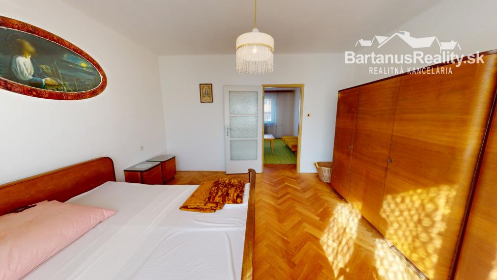 Bartanusreality: Na predaj rozmerný rodinný dom s pozemkom 1296 m2 v blízkosti centra Dubnice nad Váhom, Palárikova ulica.