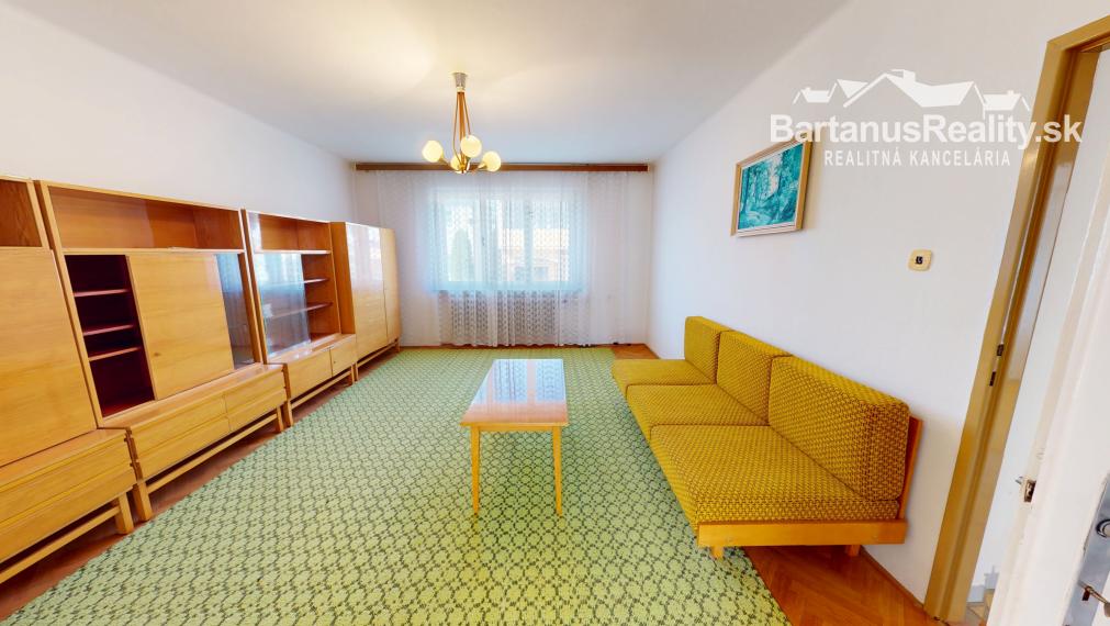 Bartanusreality: Na predaj rozmerný rodinný dom s pozemkom 1296 m2 v blízkosti centra Dubnice nad Váhom, Palárikova ulica.
