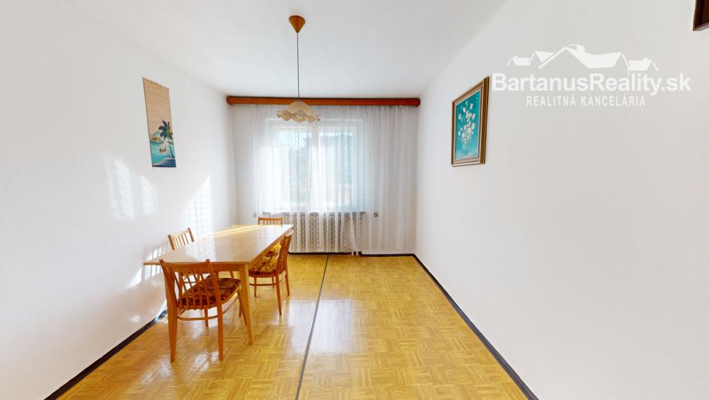 Bartanusreality: Na predaj rozmerný rodinný dom s pozemkom 1296 m2 v blízkosti centra Dubnice nad Váhom, Palárikova ulica.