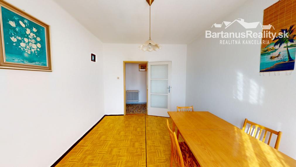 Bartanusreality: Na predaj rozmerný rodinný dom s pozemkom 1296 m2 v blízkosti centra Dubnice nad Váhom, Palárikova ulica.