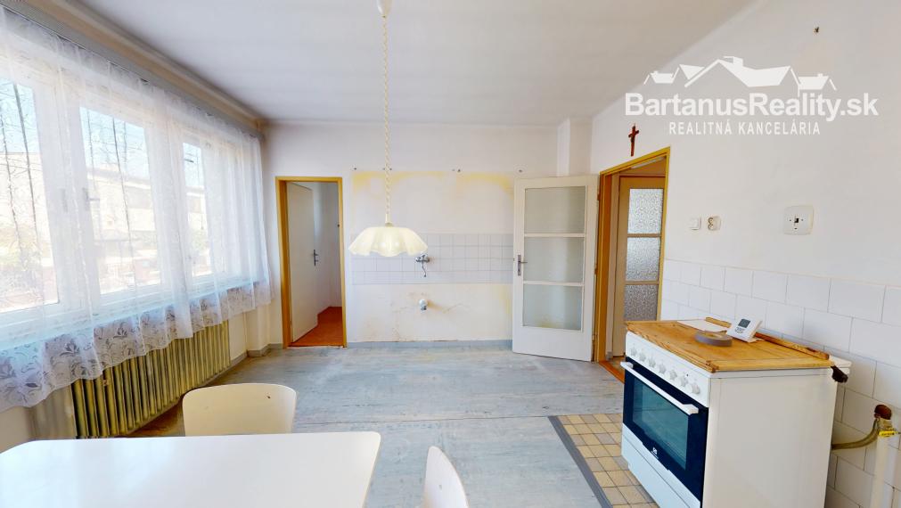 Bartanusreality: Na predaj rozmerný rodinný dom s pozemkom 1296 m2 v blízkosti centra Dubnice nad Váhom, Palárikova ulica.