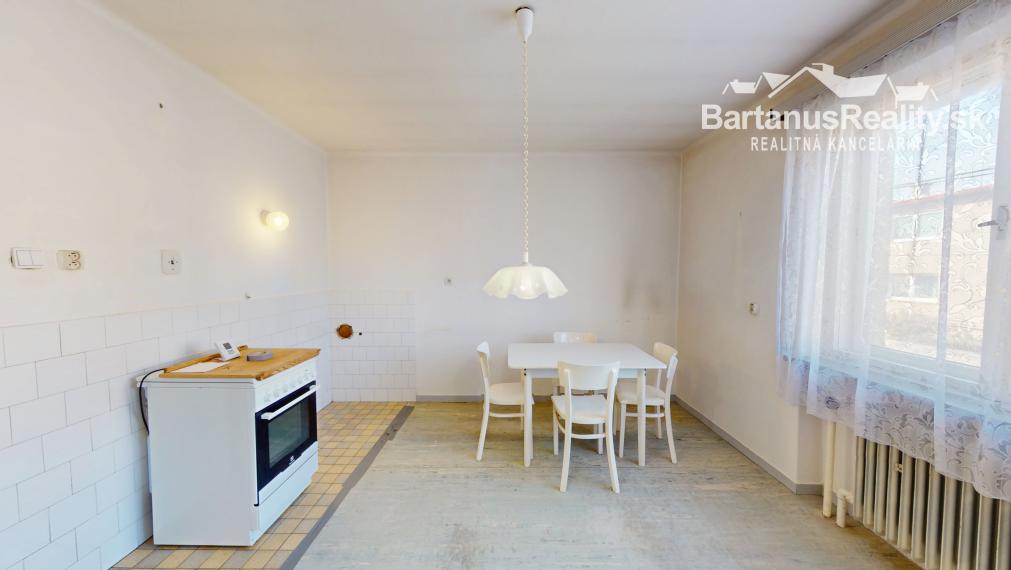 Bartanusreality: Na predaj rozmerný rodinný dom s pozemkom 1296 m2 v blízkosti centra Dubnice nad Váhom, Palárikova ulica.