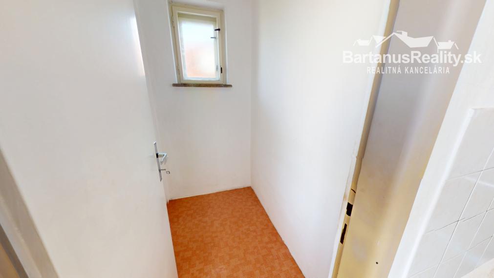 Bartanusreality: Na predaj rozmerný rodinný dom s pozemkom 1296 m2 v blízkosti centra Dubnice nad Váhom, Palárikova ulica.