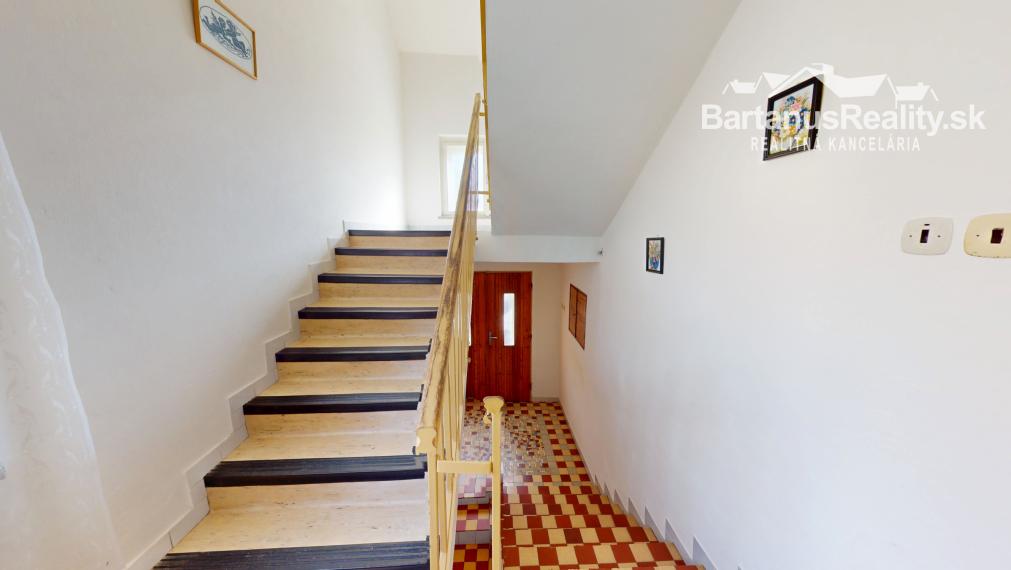 Bartanusreality: Na predaj rozmerný rodinný dom s pozemkom 1296 m2 v blízkosti centra Dubnice nad Váhom, Palárikova ulica.
