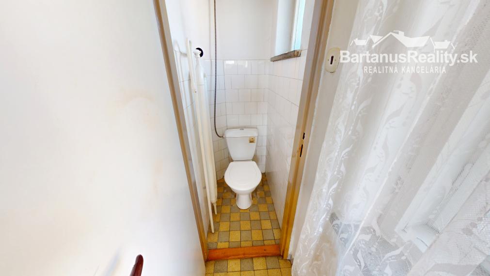 Bartanusreality: Na predaj rozmerný rodinný dom s pozemkom 1296 m2 v blízkosti centra Dubnice nad Váhom, Palárikova ulica.
