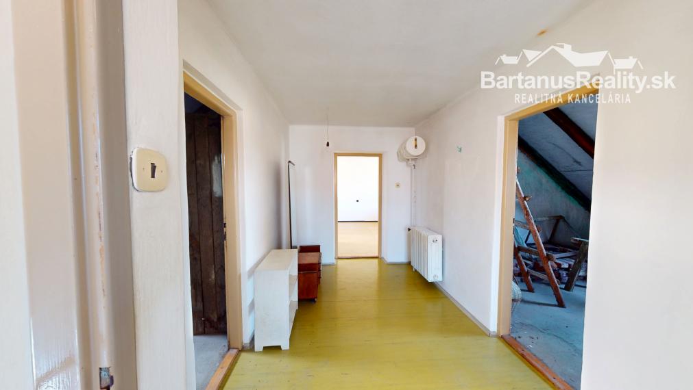 Bartanusreality: Na predaj rozmerný rodinný dom s pozemkom 1296 m2 v blízkosti centra Dubnice nad Váhom, Palárikova ulica.