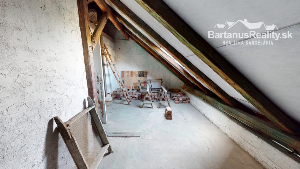 Bartanusreality: Na predaj rozmerný rodinný dom s pozemkom 1296 m2 v blízkosti centra Dubnice nad Váhom, Palárikova ulica.