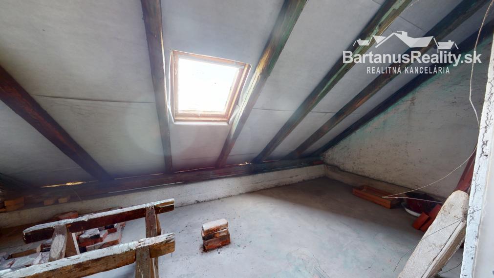 Bartanusreality: Na predaj rozmerný rodinný dom s pozemkom 1296 m2 v blízkosti centra Dubnice nad Váhom, Palárikova ulica.