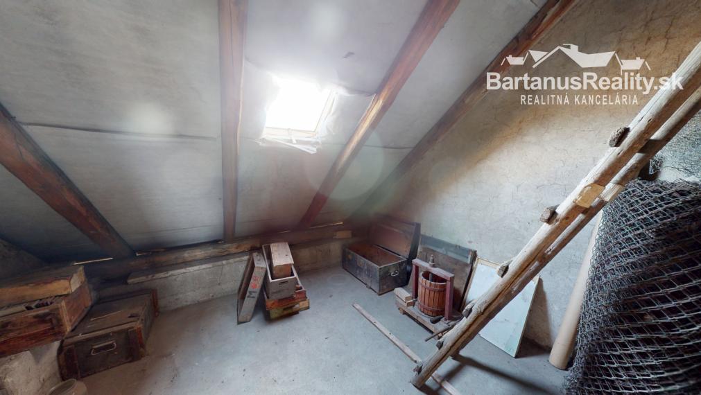 Bartanusreality: Na predaj rozmerný rodinný dom s pozemkom 1296 m2 v blízkosti centra Dubnice nad Váhom, Palárikova ulica.
