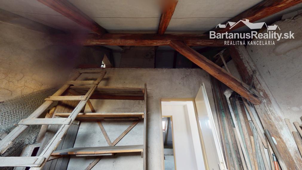 Bartanusreality: Na predaj rozmerný rodinný dom s pozemkom 1296 m2 v blízkosti centra Dubnice nad Váhom, Palárikova ulica.