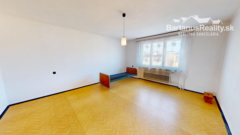 Bartanusreality: Na predaj rozmerný rodinný dom s pozemkom 1296 m2 v blízkosti centra Dubnice nad Váhom, Palárikova ulica.