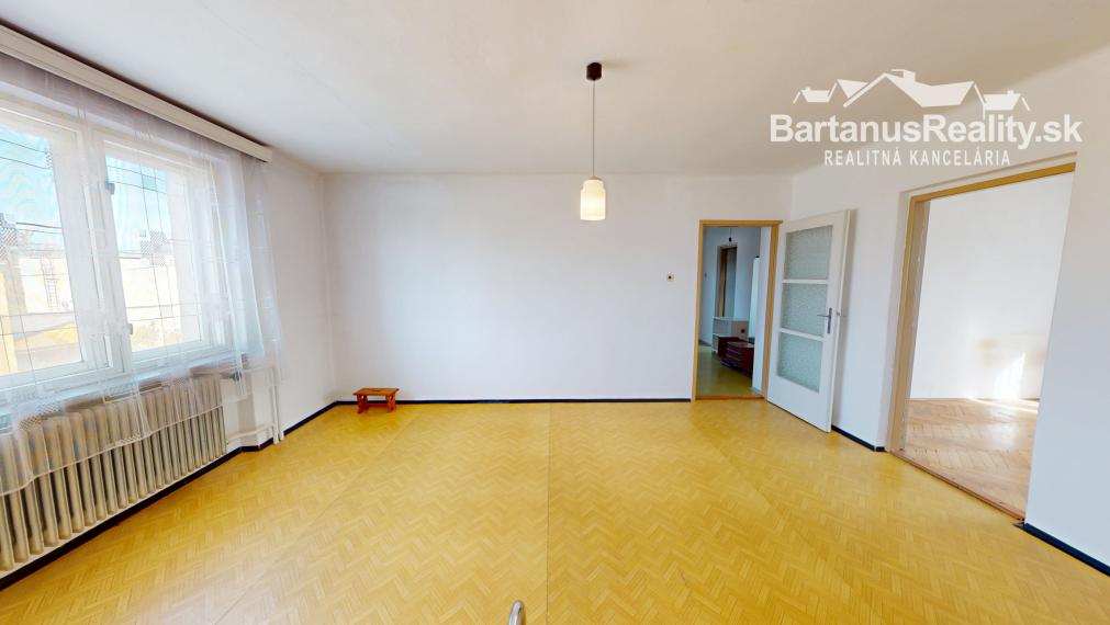 Bartanusreality: Na predaj rozmerný rodinný dom s pozemkom 1296 m2 v blízkosti centra Dubnice nad Váhom, Palárikova ulica.