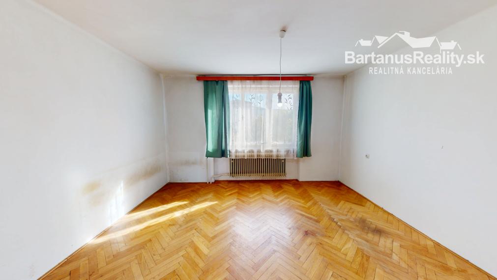 Bartanusreality: Na predaj rozmerný rodinný dom s pozemkom 1296 m2 v blízkosti centra Dubnice nad Váhom, Palárikova ulica.
