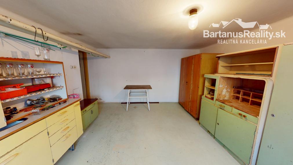 Bartanusreality: Na predaj rozmerný rodinný dom s pozemkom 1296 m2 v blízkosti centra Dubnice nad Váhom, Palárikova ulica.