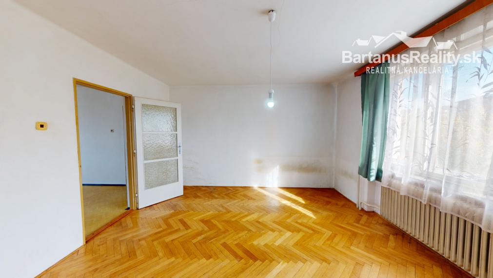 Bartanusreality: Na predaj rozmerný rodinný dom s pozemkom 1296 m2 v blízkosti centra Dubnice nad Váhom, Palárikova ulica.