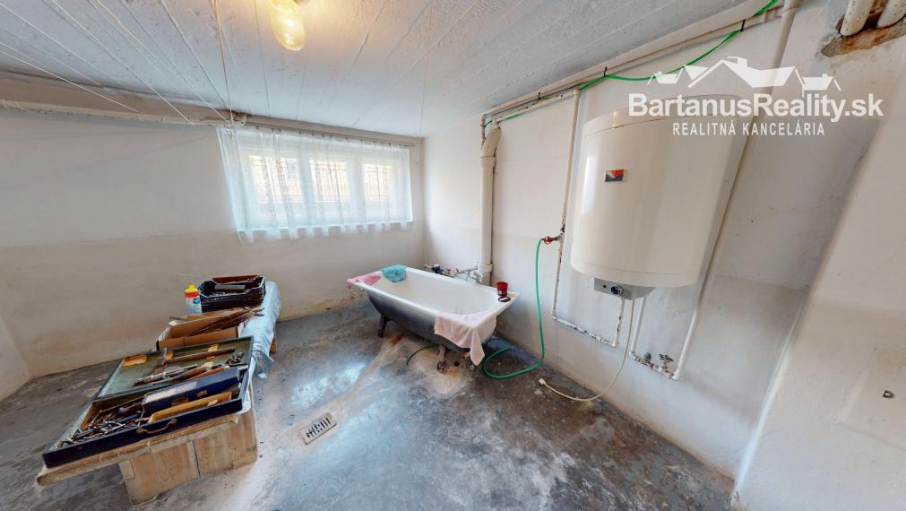Bartanusreality: Na predaj rozmerný rodinný dom s pozemkom 1296 m2 v blízkosti centra Dubnice nad Váhom, Palárikova ulica.